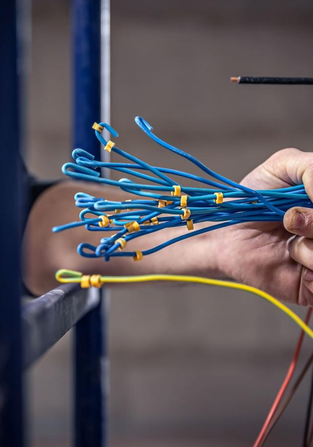 un-elettricista-maschio-lavora-un-quadro-elettrico-con-un-cavo-di-collegamento-elettrico-1.jpg